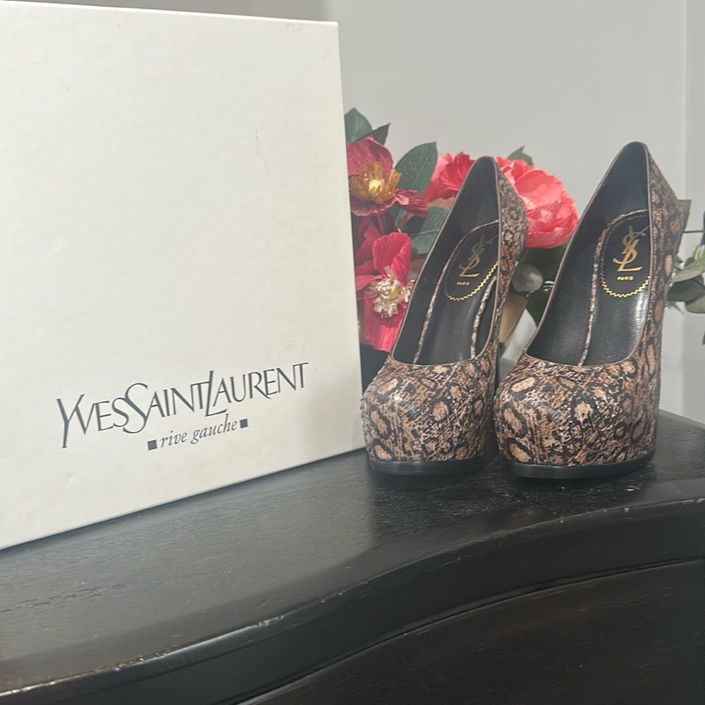 Yves Saint Laurent Snakeskin pumps